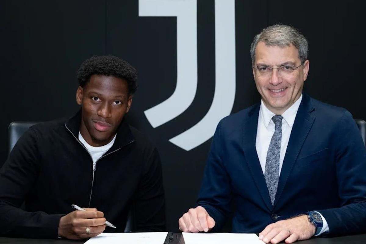 David al momento della firma con Comolli