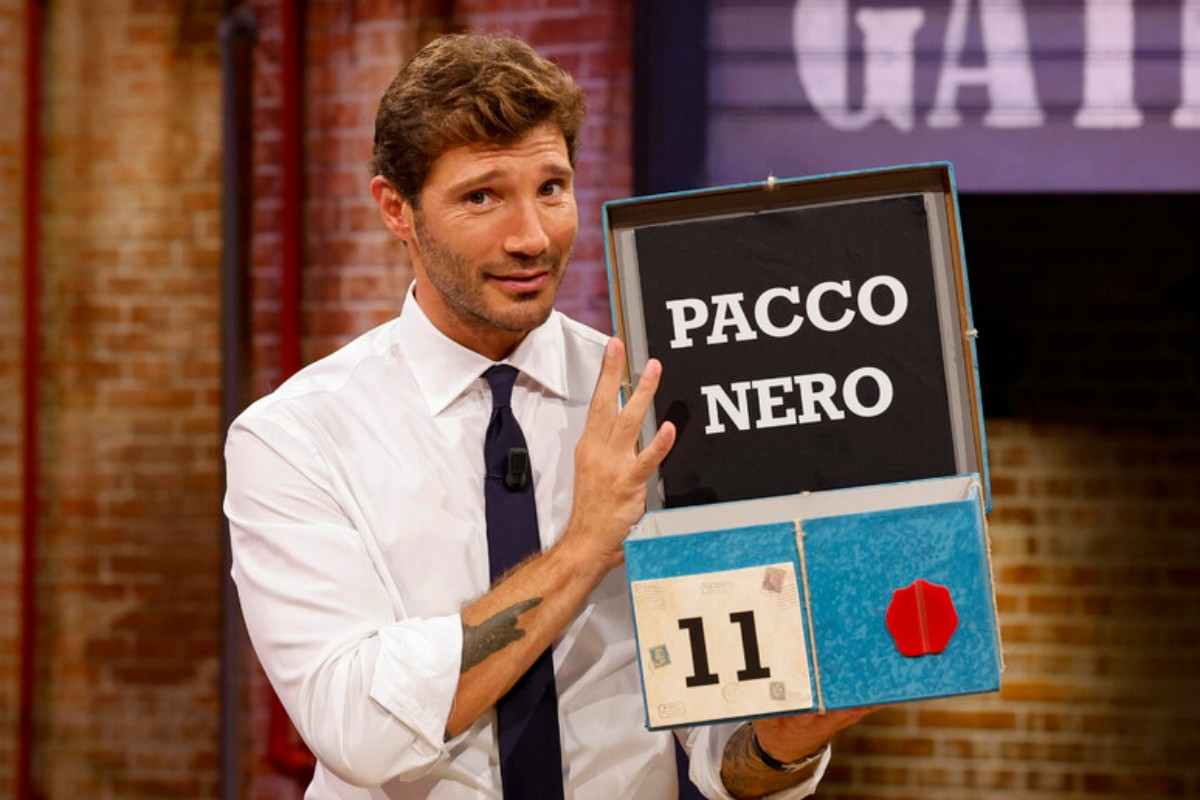 Stefano De Martino con un pacco