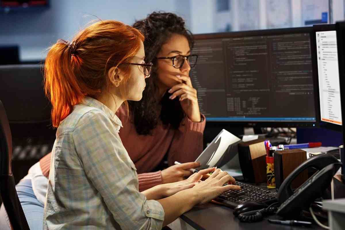 Donne lavoratrici al PC