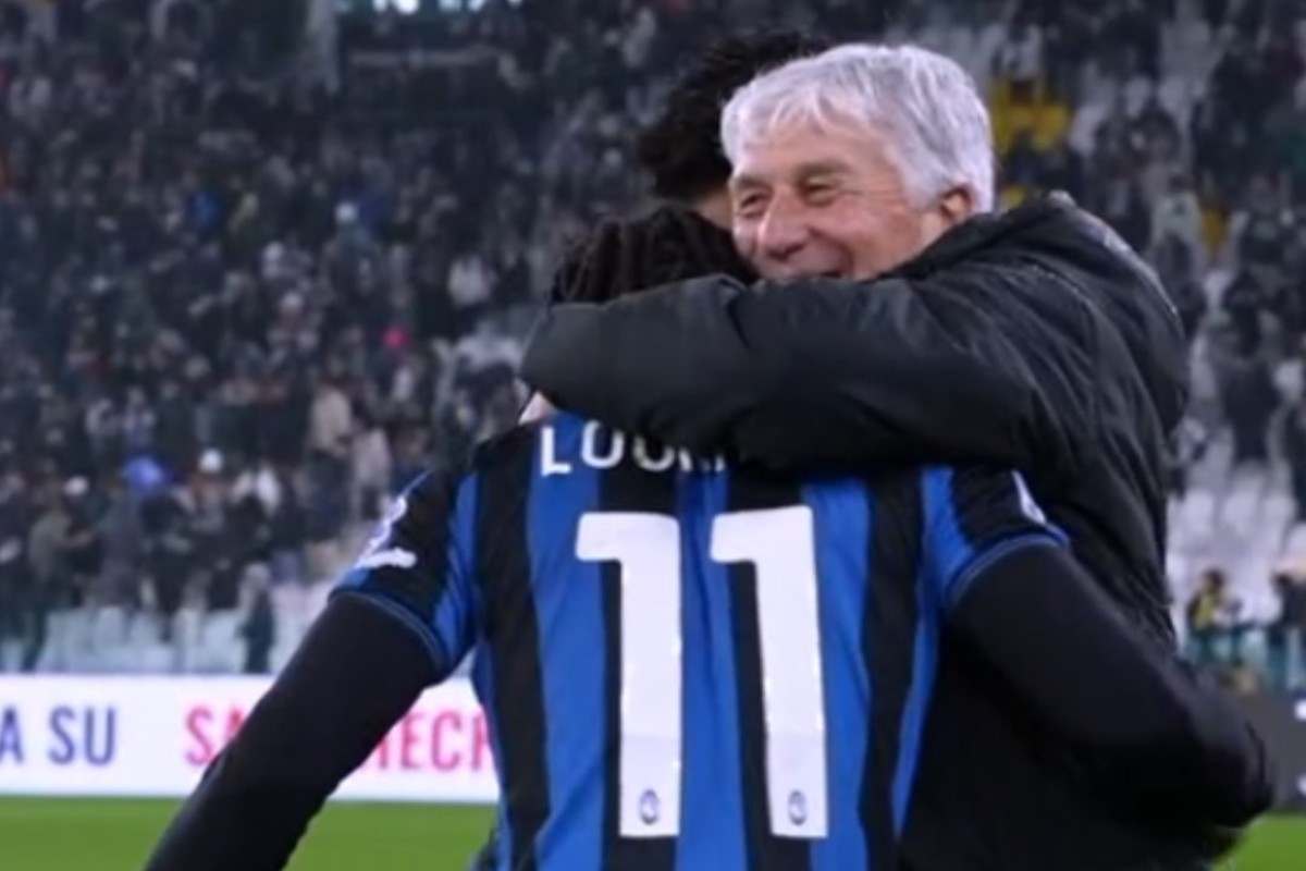 Gasperini e Lookman si abbracciano