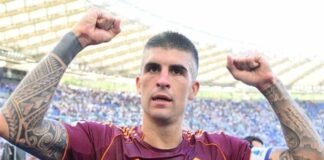 Gianluca Mancini esulta sotto la Curva Sud