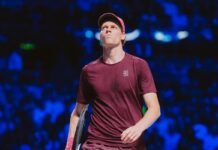 Jannik Sinner alza gli occhi al cielo