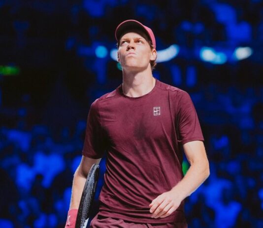 Jannik Sinner alza gli occhi al cielo