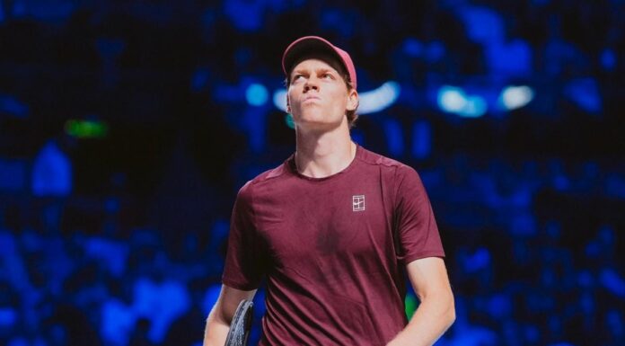 Sinner, doloroso addio: cambia di nuovo tutto Jannik Sinner alza gli occhi al cielo