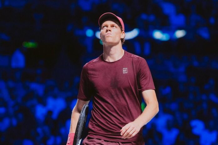 Jannik Sinner alza gli occhi al cielo