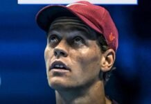 Jannik Sinner alza gli occhi al cielo