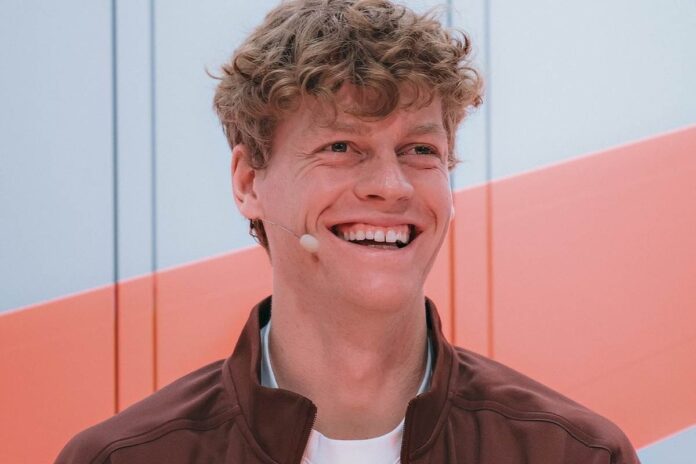 Sinner al comando della classifica: il 2025 si chiude col botto Jannik Sinner sorridente