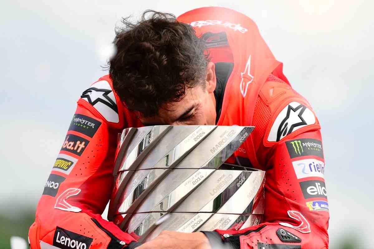 Marc Marquez abbraccia il trofeo di campione del mondo