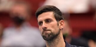 Novak Djokovic preoccupato in campo