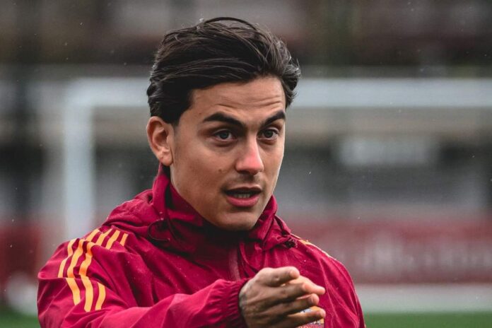 Dybala, cambia il futuro: la Roma prende una clamorosa decisione Paulo Dybala prima di una partita