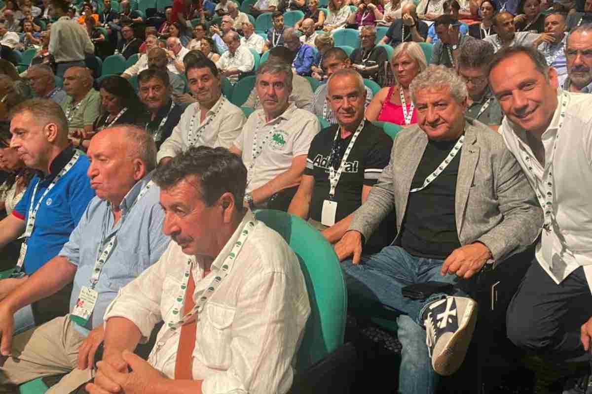 Pensionati durante un incontro sindacale