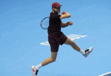 De Minaur gioca un set (quasi) alla pari, poi Sinner lo spazza via: domani la finale