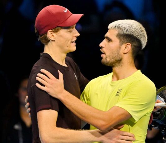 Sinner e Alcaraz si salutano dopo un match