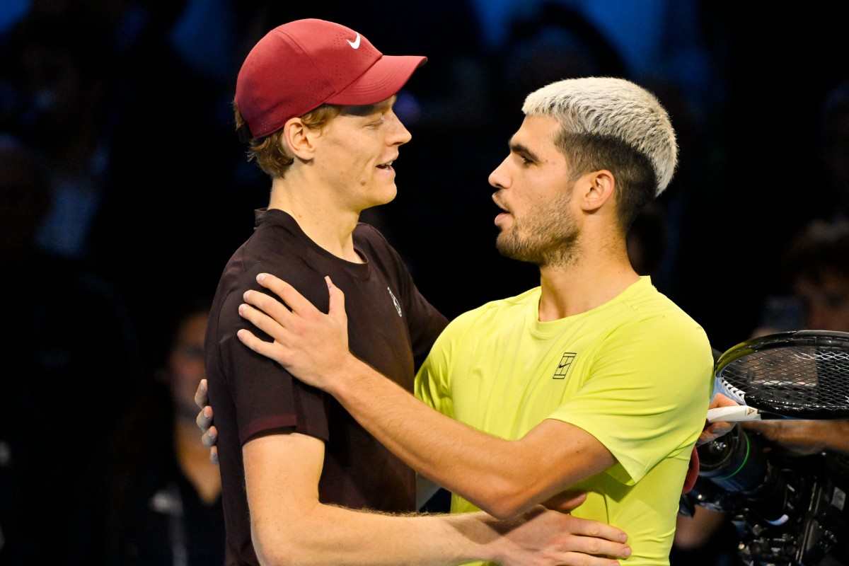 Sinner e Alcaraz si salutano dopo un match