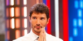 Stefano De Martino sorpreso