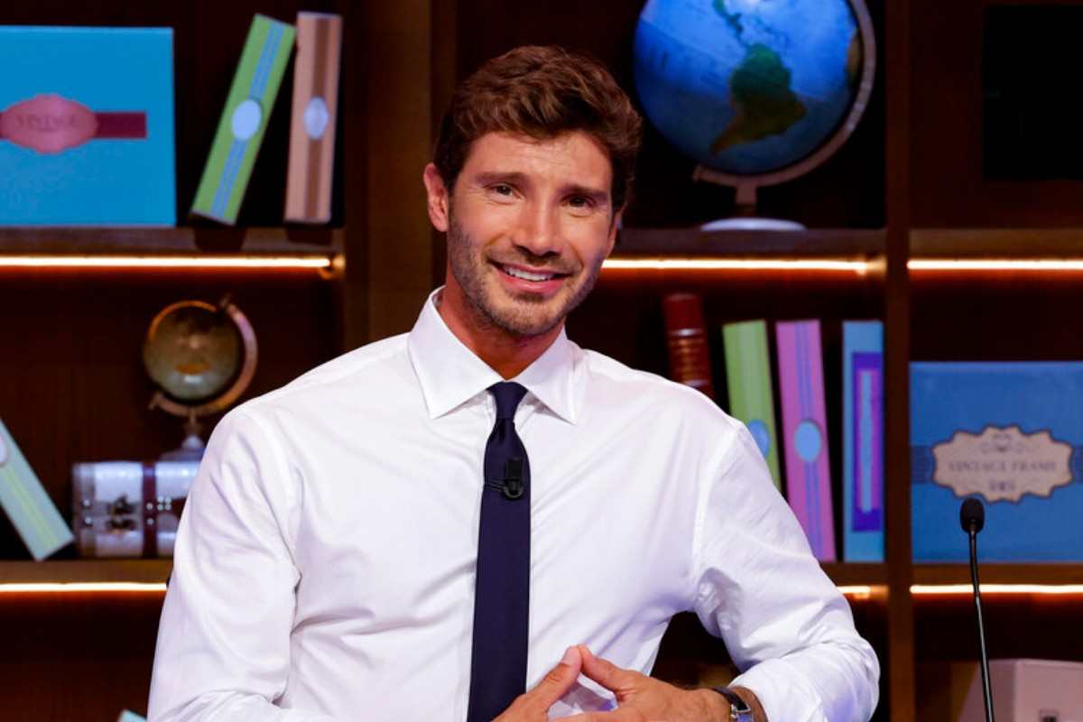 Stefano De Martino nello studio di 'Affari Tuoi'