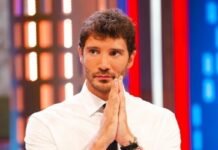 Stefano De Martino con le mani congiunte