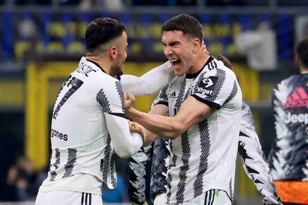 Dusan Vlahovic esulta col compagno Kostic