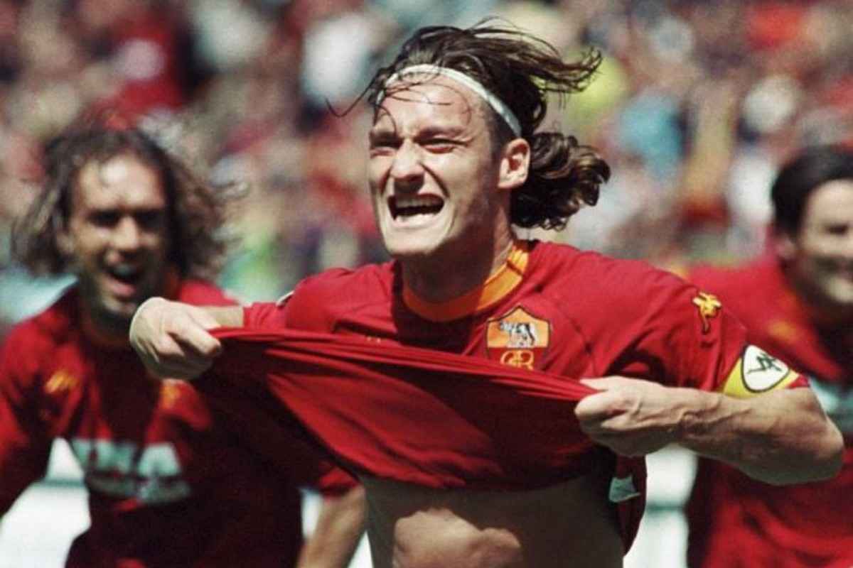 Francesco Totti esulta dopo il gol col Parma nel giugno 2001