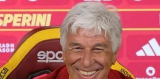 Gian Piero Gasperini sorridente in conferenza stampa