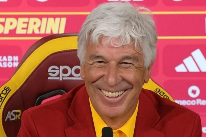 Gian Piero Gasperini sorridente in conferenza stampa