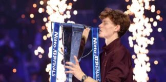 Jannik Sinner col trofeo delle Finals