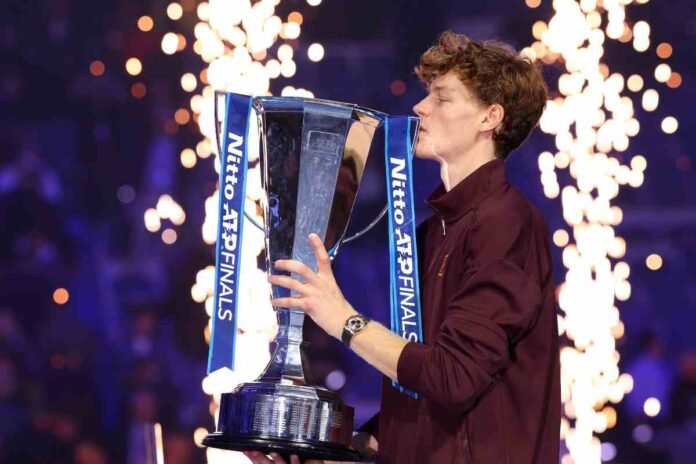Jannik Sinner col trofeo delle Finals