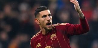 Pellegrini firma fino al 2029: dove giocherà Lorenzo Pellegrini esulta col pallone in mano