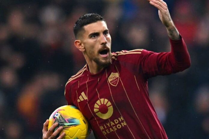 Lorenzo Pellegrini esulta col pallone in mano