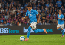 Il Napoli schiaccia l’Atalanta in 45 minuti, Neres e Lang fanno impazzire la difesa di Palladino