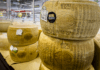 Italian sounding, così all’estero storpiano i nomi dei prodotti italiani: “Il Parmesan danneggia fatturato e immagine del nostro Paese”