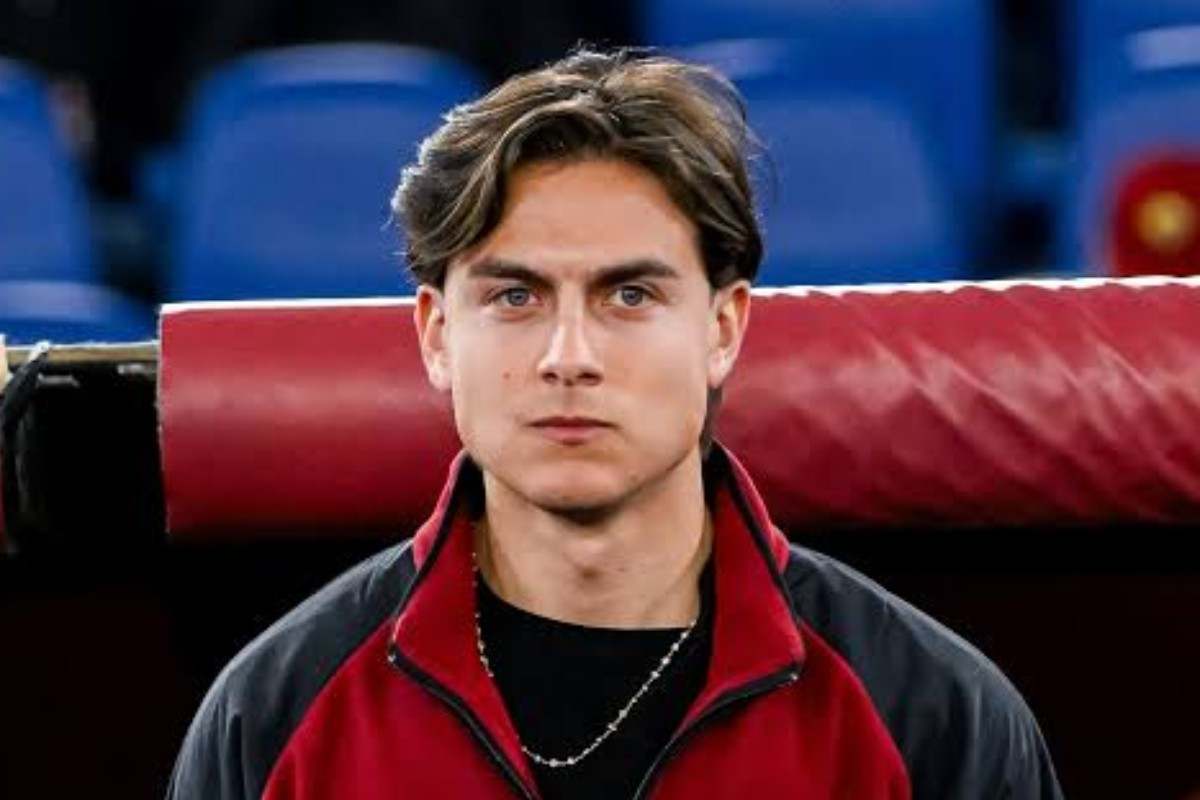 Paulo Dybala assiste ad una gara dalla panchina