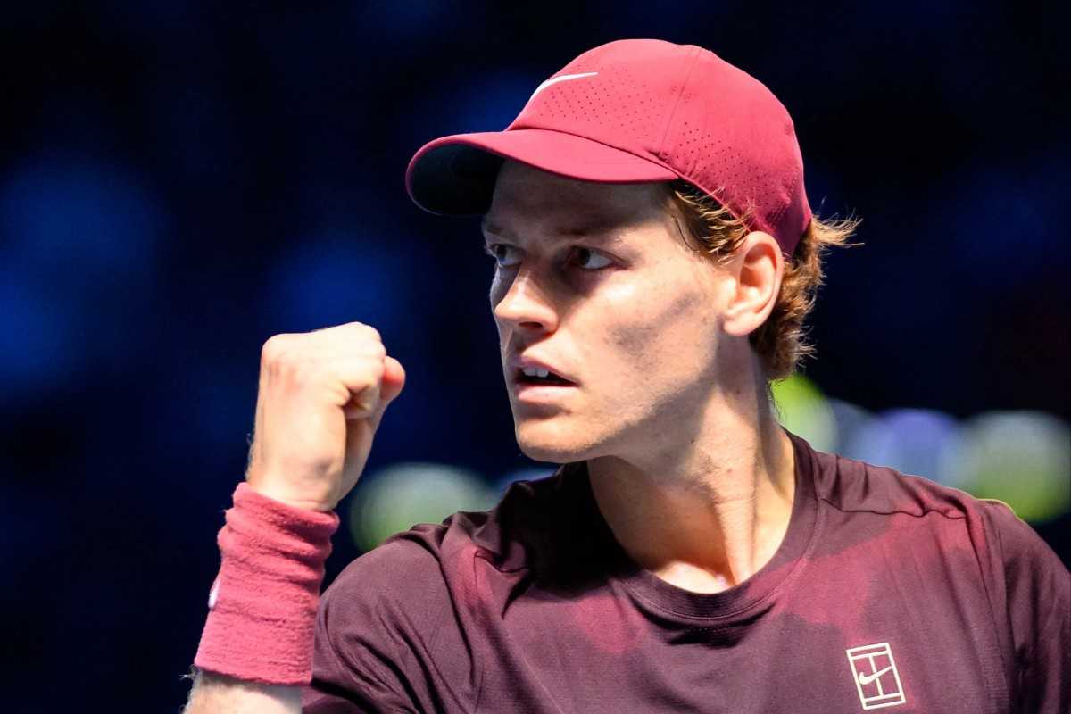 Jannik Sinner esulta dopo aver fatto un punto