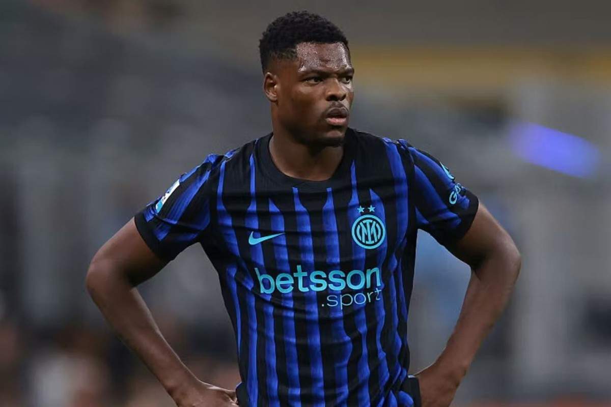 Denzel Dumfries durante un match