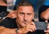 Totti, niente da fare: l’annuncio spegne i sogni della Roma Francesco Totti col cellulare in mano