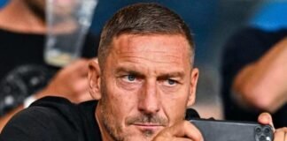 Francesco Totti col cellulare in mano