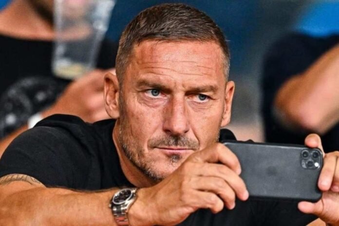 Francesco Totti col cellulare in mano