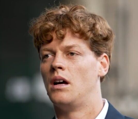 Annuncio Sinner, mondo dello sport scioccato: “Non è ancora arrivato” Jannik Sinner durante un'intervista