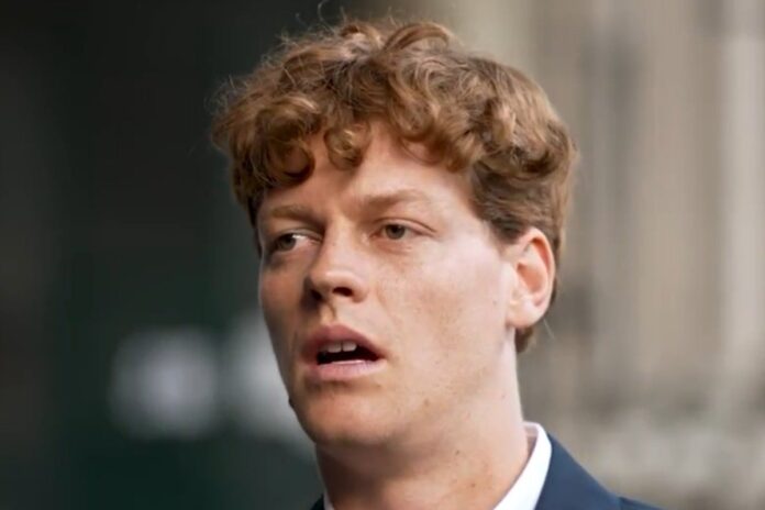 Jannik Sinner durante un'intervista