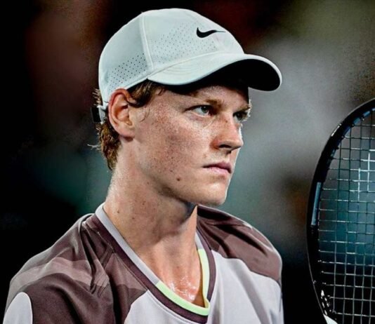 Alcaraz batte Sinner, ora non ci sono più dubbi: cos’è successo Jannik Sinner corrucciato