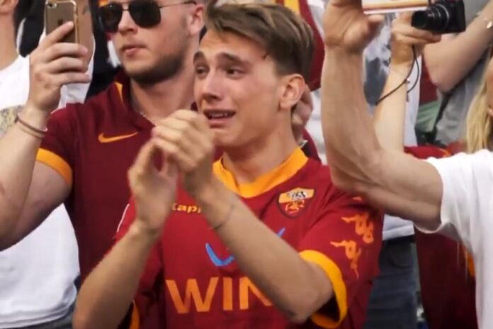 Lutto nel calcio, lacrime per un calciatore della Roma: “Provo dolore” Tifosi della Roma in lacrime