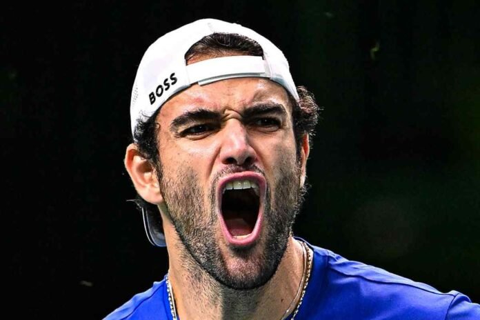 Matteo Berrettini esulta durante un match di Coppa Davis