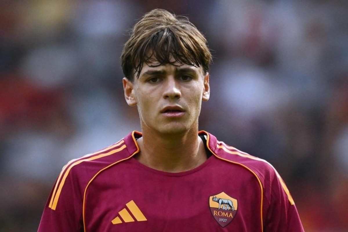 Nicolò Pisilli con la maglia della Roma