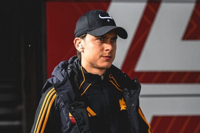 Paulo Dybala nel pre-partita di Cagliarii