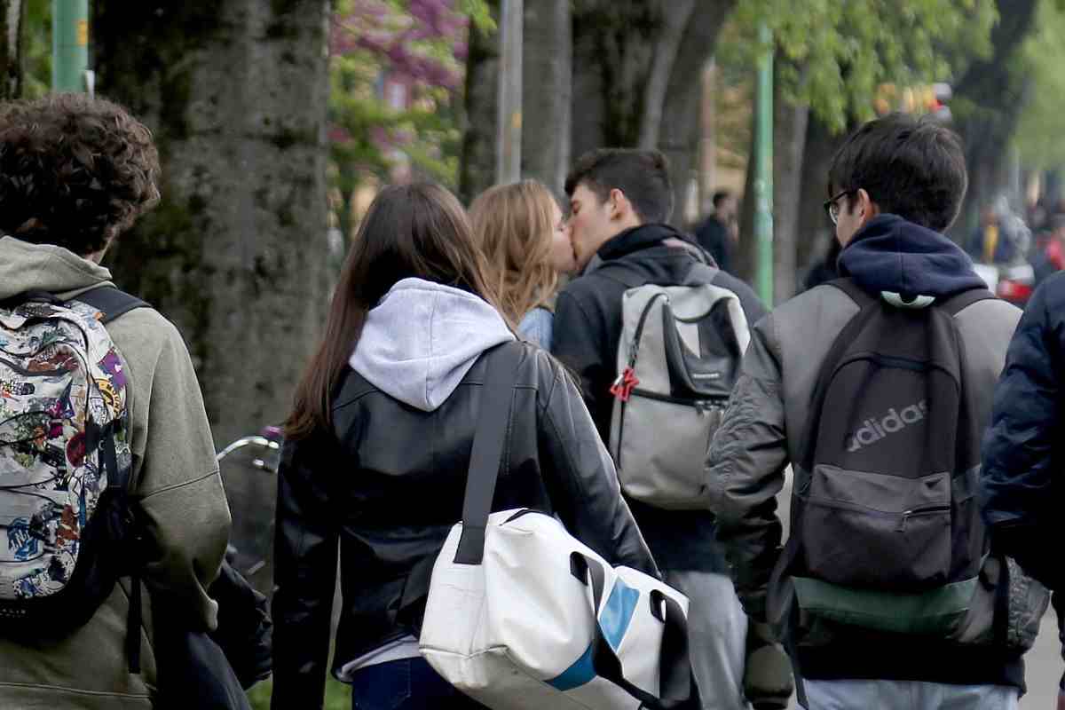 Ragazzi prima di entrare a scuola