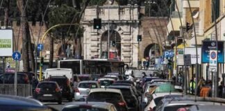 Roma, stangata pesantissima per i cittadini: da non credere! Roma nel traffico
