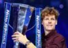 Jannik Sinner coi trofeo delle ATP Finals