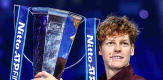 Trionfo Sinner agli Australian Open: si mette male per Alcaraz Jannik Sinner coi trofeo delle ATP Finals