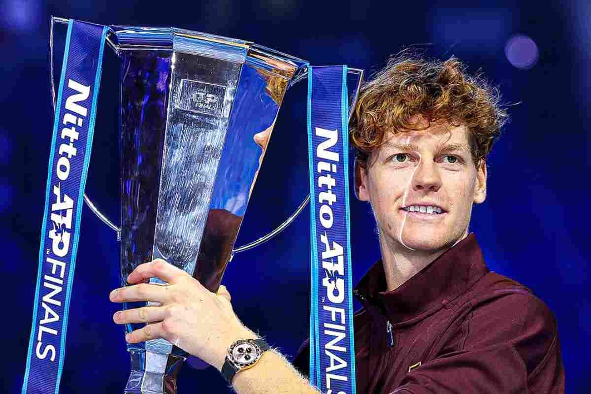 Jannik Sinner coi trofeo delle ATP Finals