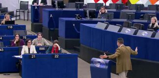 Vannacci show in Europarlamento ▷ “Signora Lahbib! Dal suo zainetto faccia uscire un defibrillatore!” Vannacci show in Europarlamento ▷ "Signora Lahbib! Dal suo zainetto faccia uscire un defibrillatore!"